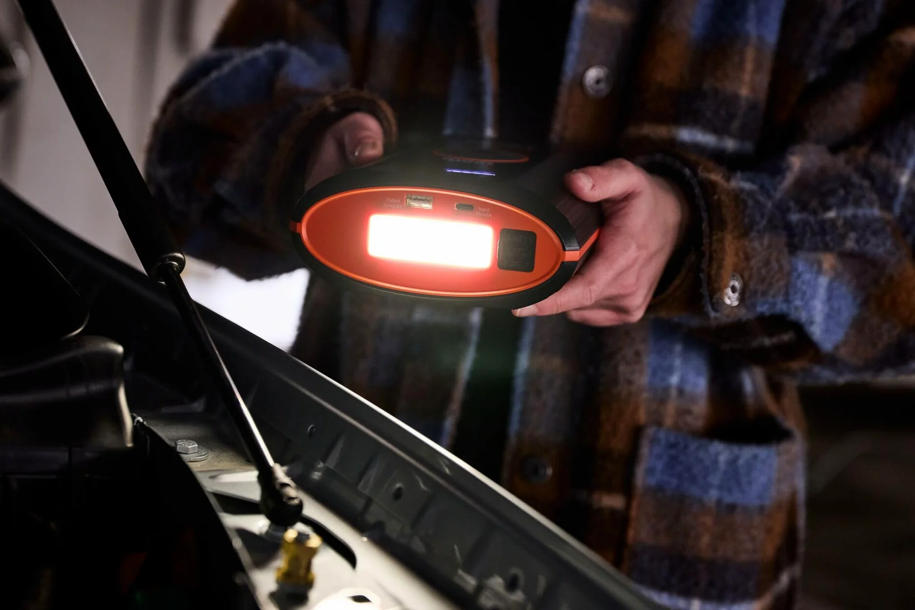 OSRAM BATTERYjumpstart 1250A, démarreur de batterie au lithium 12V, 1250A avec batterie externe et port USB, pour moteurs essence jusqu'à 6L et moteurs diesel jusqu'à 2,8L.