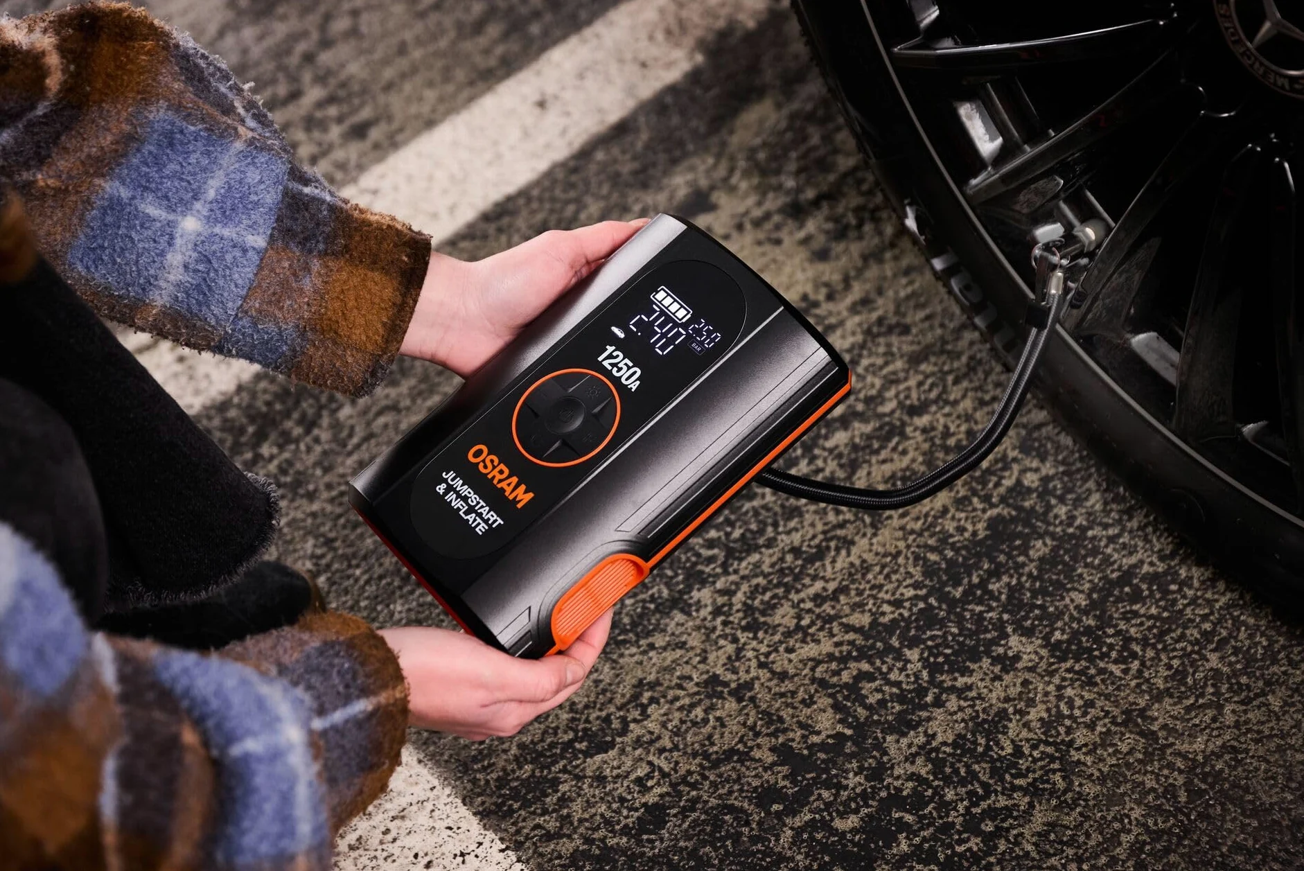 OSRAM BATTERYjumpstart 1250A, démarreur de batterie au lithium 12V, 1250A avec batterie externe et port USB, pour moteurs essence jusqu'à 6L et moteurs diesel jusqu'à 2,8L.