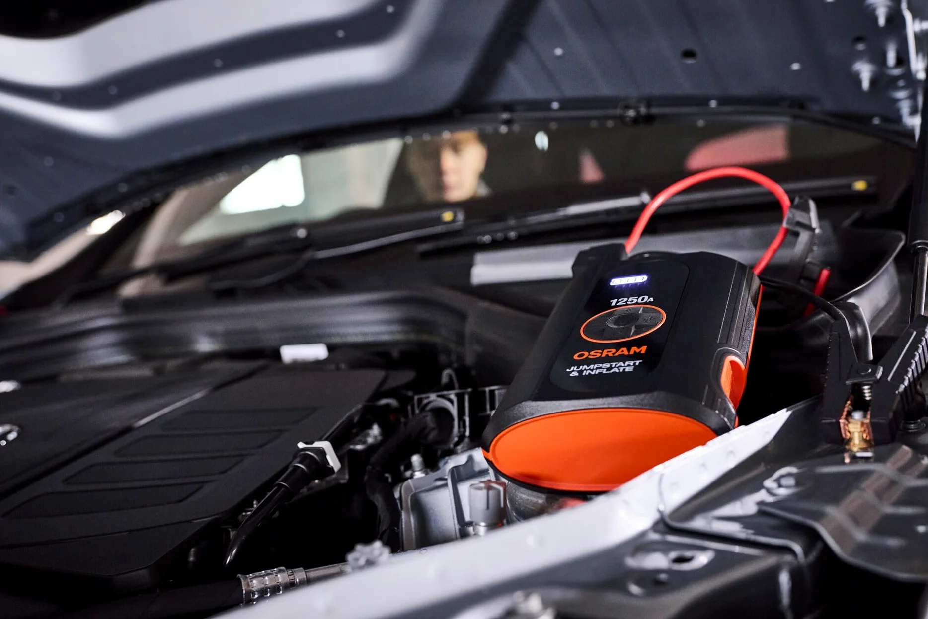 OSRAM BATTERYjumpstart 1250A, démarreur de batterie au lithium 12V, 1250A avec batterie externe et port USB, pour moteurs essence jusqu'à 6L et moteurs diesel jusqu'à 2,8L.